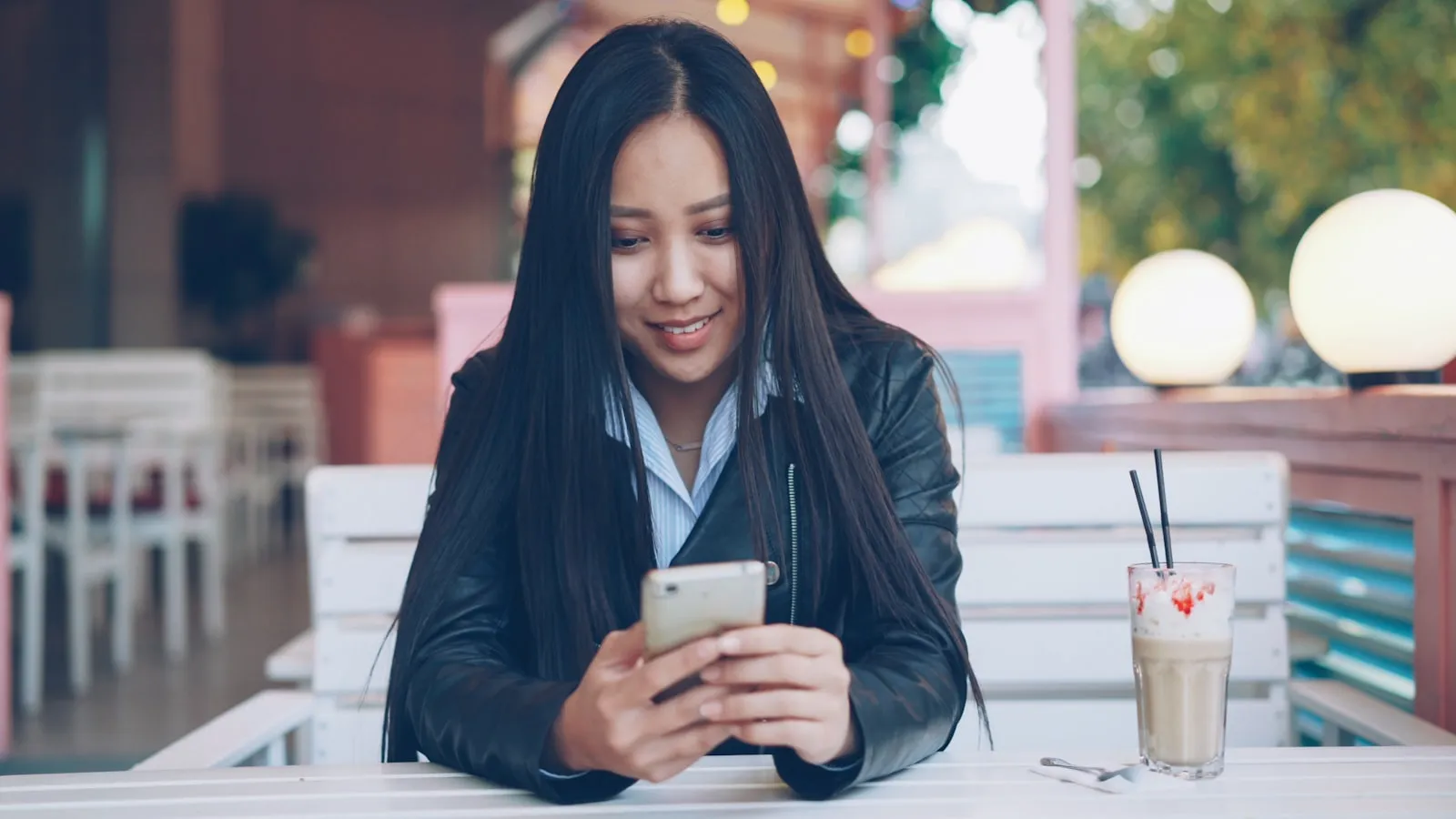 Femme consultant HelpMe sur son téléphone